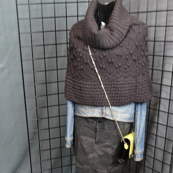 Y2k Vintage Grey Funnel Neck Cable Knit Cape Poncho | TheStyleMinr.com - Picture 3 of 6